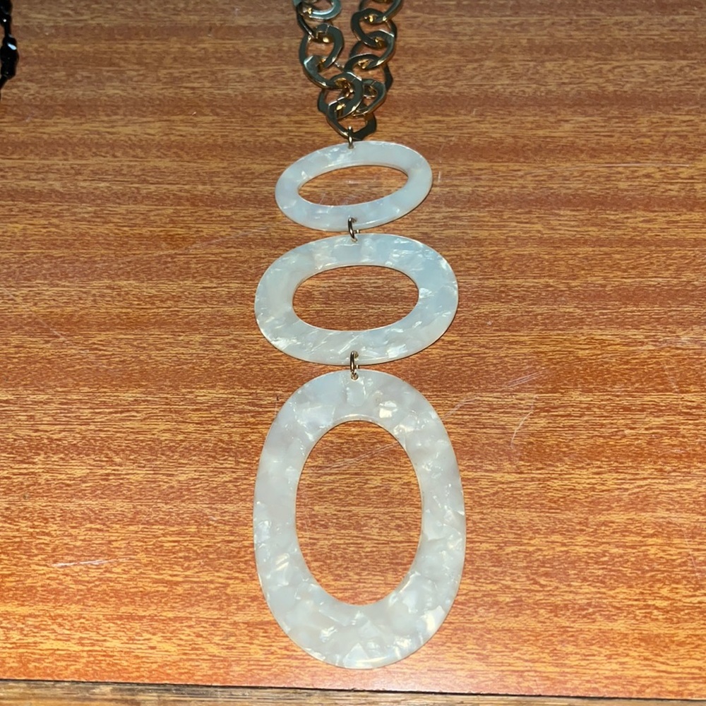 Pearly Resin Ovals Necklace